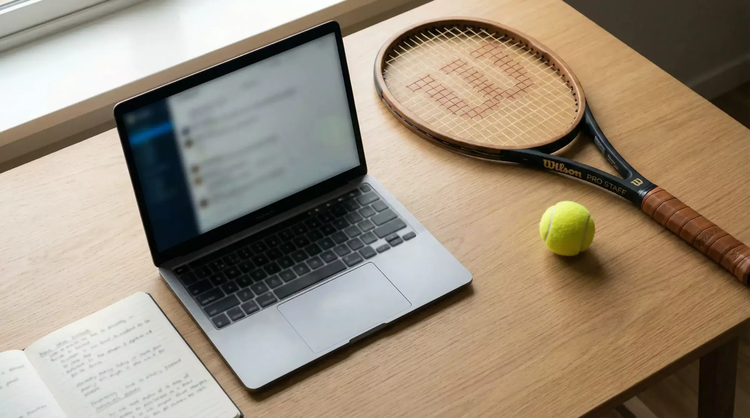 Analista revisando estadísticas de tenis en múltiples pantallas