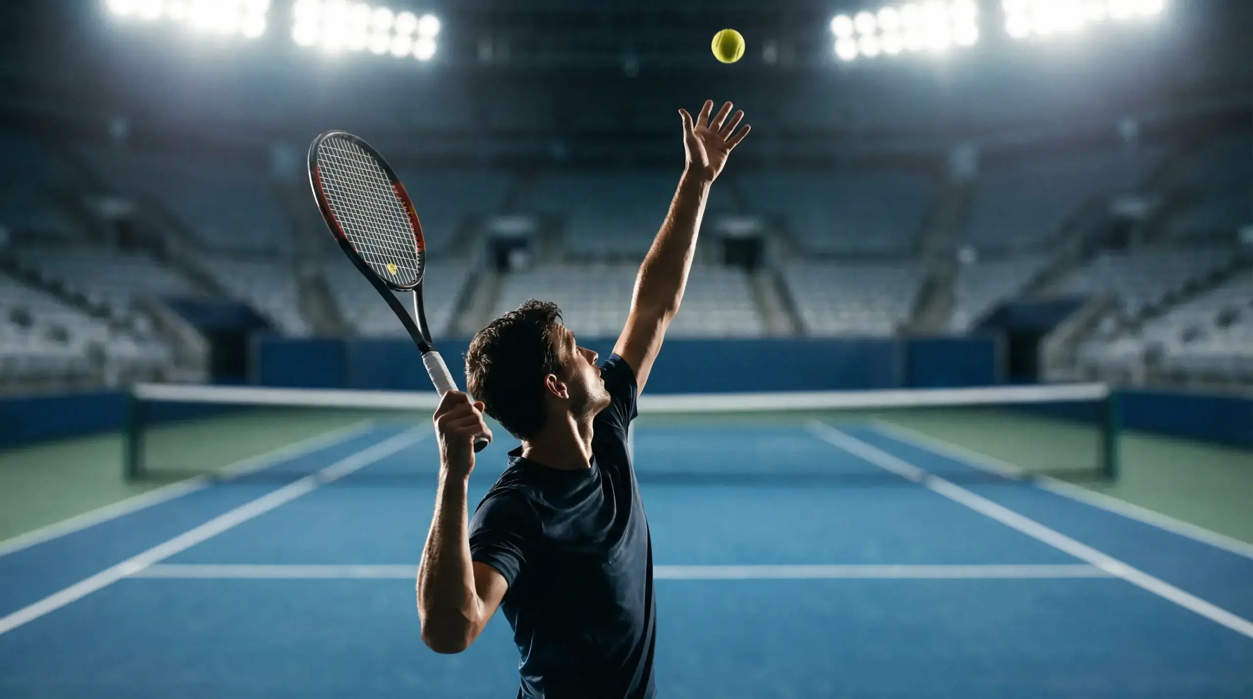 Tenista lanzando la pelota al aire para ejecutar un saque potente