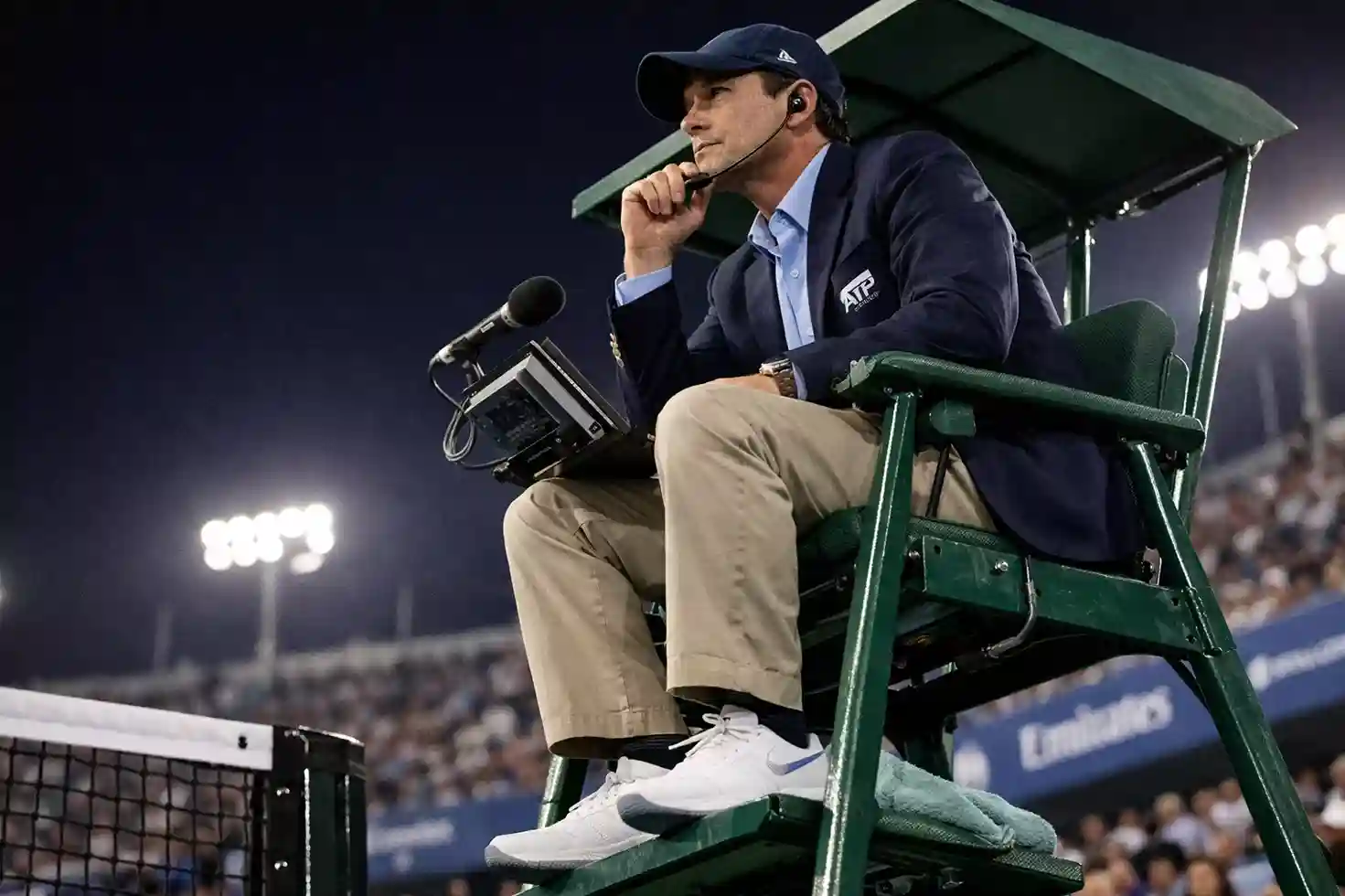&Aacute;rbitro de tenis en su silla observando la pista